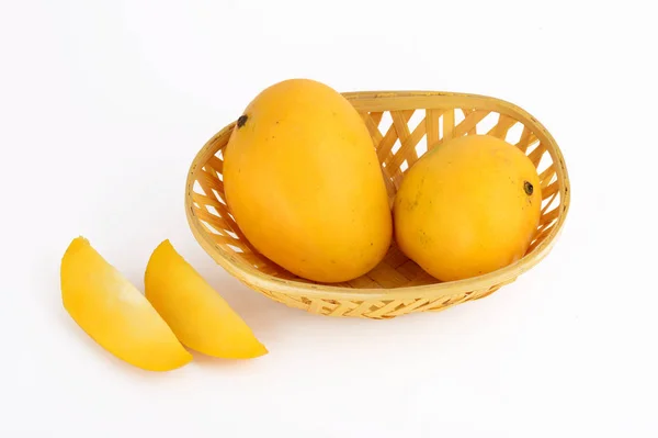 Fruta de mango en cesta con rebanada sobre fondo blanco —  Fotos de Stock