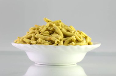 Ratlami Sev: Nohut aperatifler karanfil yumruk ile.