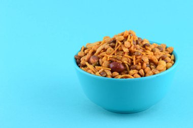 Hint atıştırmalıkları: Mavi kasede (tuz biberli fındık, nabız, channa masala yeşil bezelye) karışımı