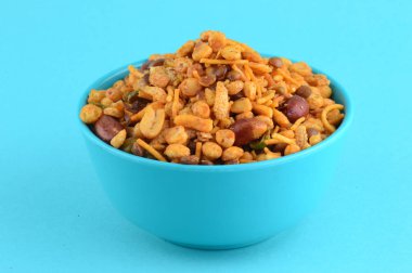 Hint atıştırmalıkları: Mavi kasede (tuz biberli fındık, nabız, channa masala yeşil bezelye) karışımı