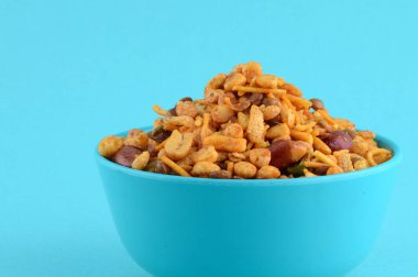 Hint atıştırmalıkları: Mavi kasede (tuz biberli fındık, nabız, channa masala yeşil bezelye) karışımı