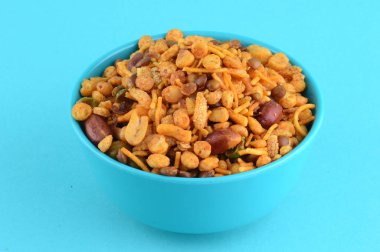 Hint atıştırmalıkları: Mavi kasede (tuz biberli fındık, nabız, channa masala yeşil bezelye) karışımı