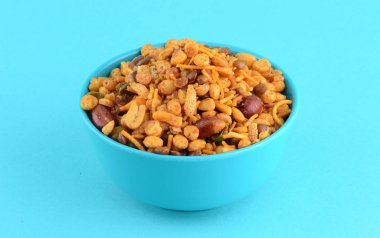 Hint atıştırmalıkları: Mavi kasede (tuz biberli fındık, nabız, channa masala yeşil bezelye) karışımı