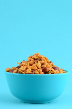 Hint atıştırmalıkları: Mavi kasede (tuz biberli fındık, nabız, channa masala yeşil bezelye) karışımı