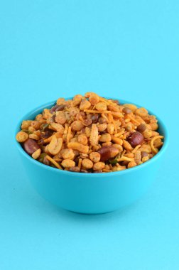 Hint atıştırmalıkları: Mavi kasede (tuz biberli fındık, nabız, channa masala yeşil bezelye) karışımı