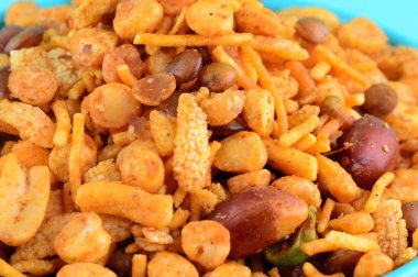 Hint atıştırmalıkları: Mavi kasede (tuz biberli fındık, nabız, channa masala yeşil bezelye) karışımı