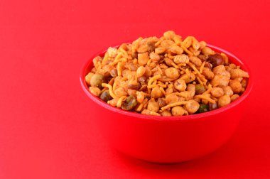 Indian aperatifler: Karışımı (tuz biber masala, bakliyat, channa masala dal, yeşil bezelye ile kavrulmuş fındık) kırmızı zemin üzerine kırmızı kase
