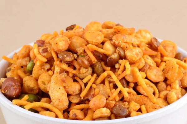 Indické občerstvení: Směs (pražené ořechy se slaným pepřem masala, luštěniny, channa masala dal zelený hrášek) v modré míse v — Stock fotografie