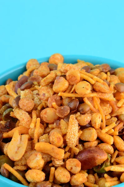 Hint atıştırmalıkları: Mavi kasede (tuz biberli fındık, nabız, channa masala yeşil bezelye) karışımı