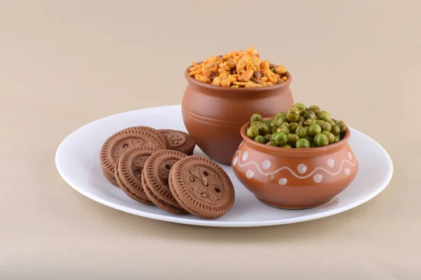 Snack indio: Mezcla, Galleta Crema y Guisantes verdes fritos (chatpata matar) en plato . — Foto de Stock