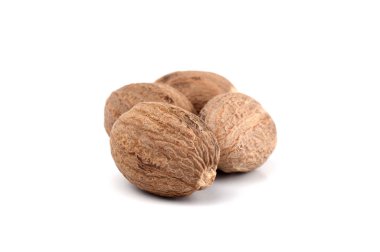 Nutmeg beyaz arkaplanda izole edildi. Kapat..