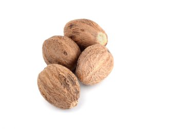 Nutmeg beyaz arkaplanda izole edildi. Kapat..