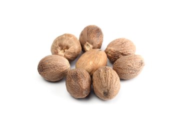 Nutmeg beyaz arkaplanda izole edildi. Kapat..