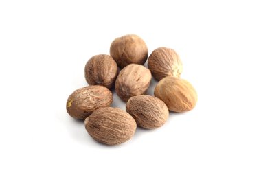 Nutmeg beyaz arkaplanda izole edildi. Kapat..