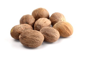 Nutmeg beyaz arkaplanda izole edildi. Kapat..