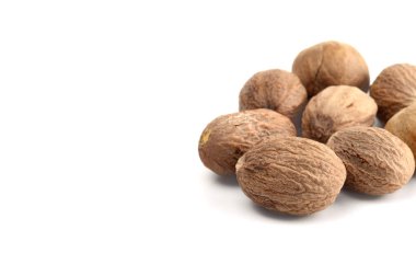 Nutmeg beyaz arkaplanda izole edildi. Kapat..