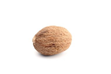 Nutmeg beyaz arkaplanda izole edildi. Kapat..