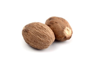 Nutmeg beyaz arkaplanda izole edildi. Kapat..