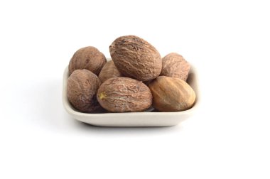 Beyaz tabak beyaz arka plan üzerinde izole içinde Hindistan cevizi