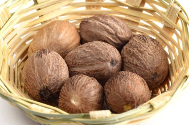 Beyaz arka plan üzerinde izole bambu sepet içinde Hindistan cevizi