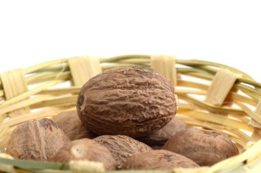 Beyaz arka plan üzerinde izole bambu sepet içinde Hindistan cevizi