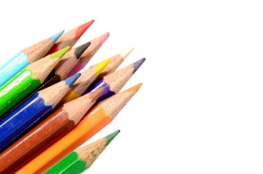 Beyaz arkaplanda izole edilmiş renkli kalemler yakın plan