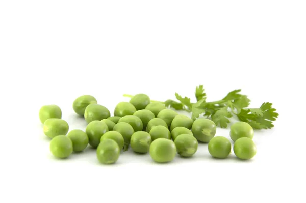 Verse groene erwten met koriander laat geïsoleerd op een witte achtergrond — Stockfoto