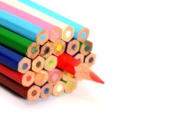 Beyaz arkaplanda izole edilmiş renkli kalemler yakın plan