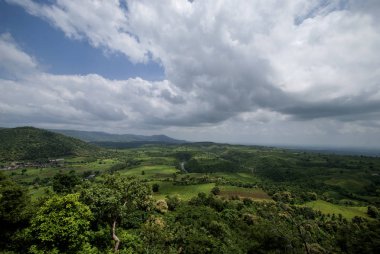 Güzel manzara ağaçlar ve dağ.