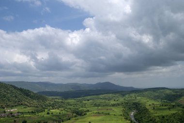 Güzel manzara ağaçlar ve dağ.