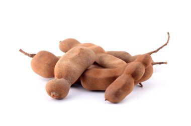 Demirhindi beyaz arka planda izole edildi. Tatlı demirhindi (Tamarind indica L.)