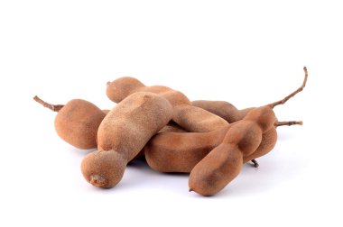 Demirhindi beyaz arka planda izole edildi. Tatlı demirhindi (Tamarind indica L.)