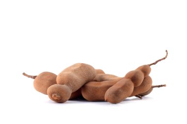 Demirhindi beyaz arka planda izole edildi. Tatlı demirhindi (Tamarind indica L.)