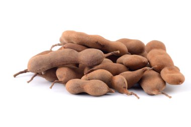 Demirhindi beyaz arka planda izole edildi. Tatlı demirhindi (Tamarind indica L.)