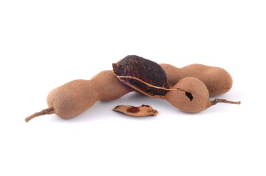 Demirhindi beyaz arka planda izole edildi. Tatlı demirhindi (Tamarind indica L.)