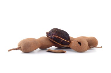 Demirhindi beyaz arka planda izole edildi. Tatlı demirhindi (Tamarind indica L.)
