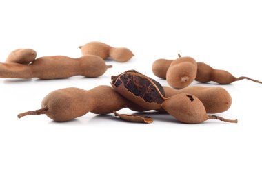 Demirhindi beyaz arka planda izole edildi. Tatlı demirhindi (Tamarind indica L.)