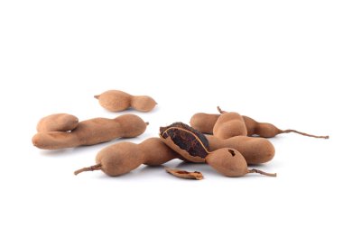 Demirhindi beyaz arka planda izole edildi. Tatlı demirhindi (Tamarind indica L.)