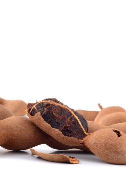 Demirhindi beyaz arka planda izole edildi. Tatlı demirhindi (Tamarind indica L.)