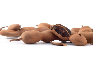 Demirhindi beyaz arka planda izole edildi. Tatlı demirhindi (Tamarind indica L.)