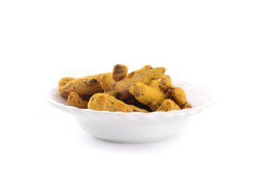 Beyaz arkaplanda izole edilmiş kuru zerdeçal kökleri veya kabukları