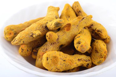 Beyaz arkaplanda izole edilmiş kuru zerdeçal kökleri veya kabukları