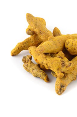 Beyaz arkaplanda izole edilmiş kuru zerdeçal kökleri veya kabukları