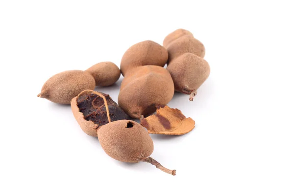 Tamarind terisolasi pada latar belakang putih. Asam manis (Tamarind indica L.) — Stok Foto