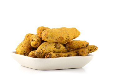 Beyaz arkaplanda izole edilmiş kuru zerdeçal kökleri veya kabukları