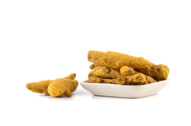 Beyaz arkaplanda izole edilmiş kuru zerdeçal kökleri veya kabukları