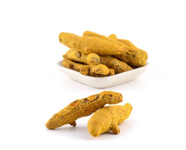 Beyaz arkaplanda izole edilmiş kuru zerdeçal kökleri veya kabukları