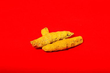 Kırmızı zemin üzerine sarı zerdeçal, soyulmuş kabuk