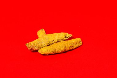 Kırmızı zemin üzerine sarı zerdeçal, soyulmuş kabuk