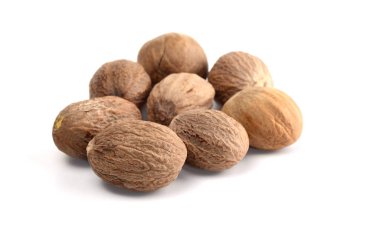Nutmeg beyaz arkaplanda izole edildi. Kapat..